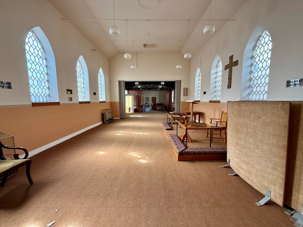 Lot: 77 - FREEHOLD DETACHED CHAPEL WITH POTENTIAL - Main hall